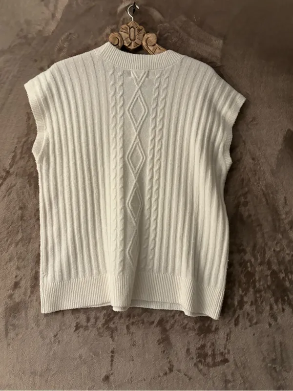 Universal Threads Oversized Cream Cable Knit V-Neck Sweater Tank Women’s Size L - Image 2