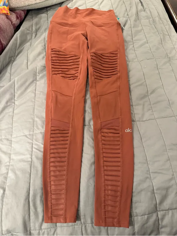 ALO Yoga Ribbed Moto Leggings - Dusty Rose - Image 3