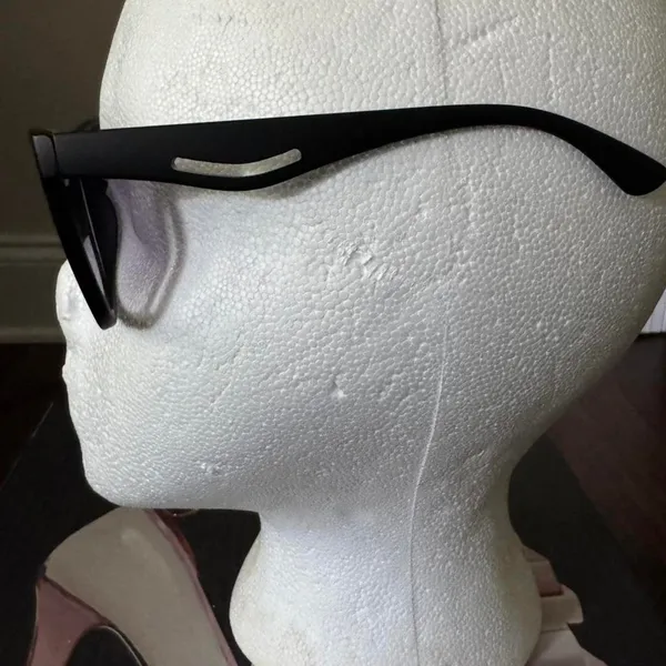 Black sunglasses with purple lenses - Image 3