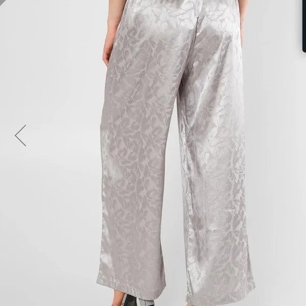 Gimmicks by BKE satin wide leg printed pant gray/silver size M NWT - Image 3