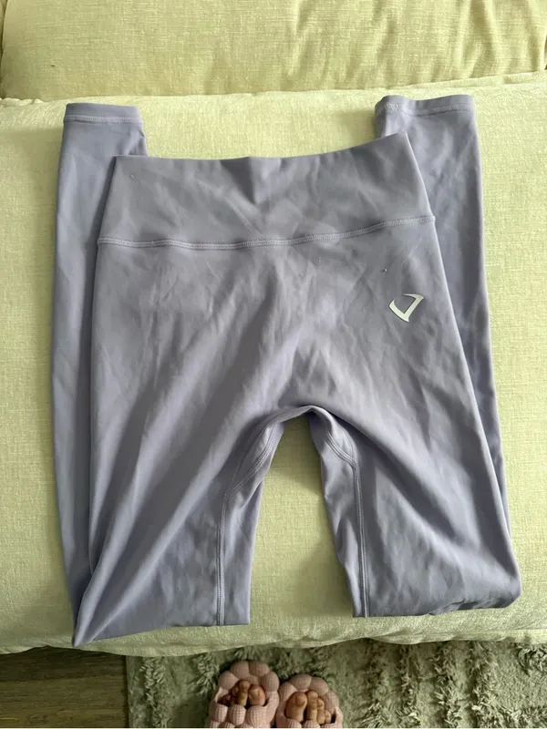 Violate The Dress Code High-Waist V-Back Leggings in Soft Lavender - Image 3