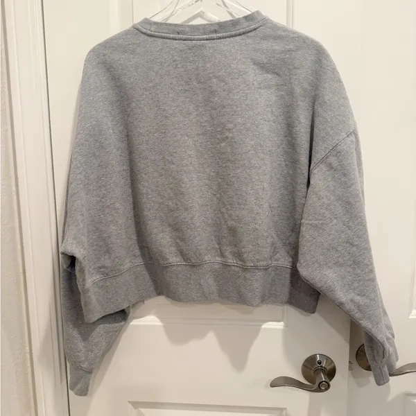 LULUSIMON STUDIO‎ Not That Athletic Club Graphic Cropped Sweatshirt in Grey Pink - Image 3