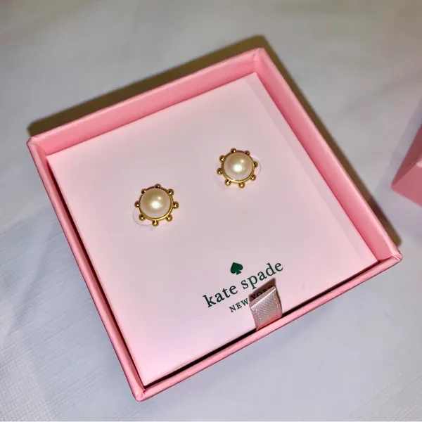 Kate Spade Pearl earrings with golden crown/sun detail - “flying colors” cream - Image 9