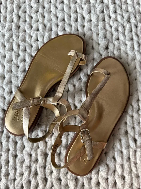 Naturalizer Gold Fifi Toe Loop Flat Sandal, size 7 - Image 2