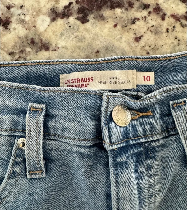 Levi’s Signature Vintage High Rise Shorts - Image 6