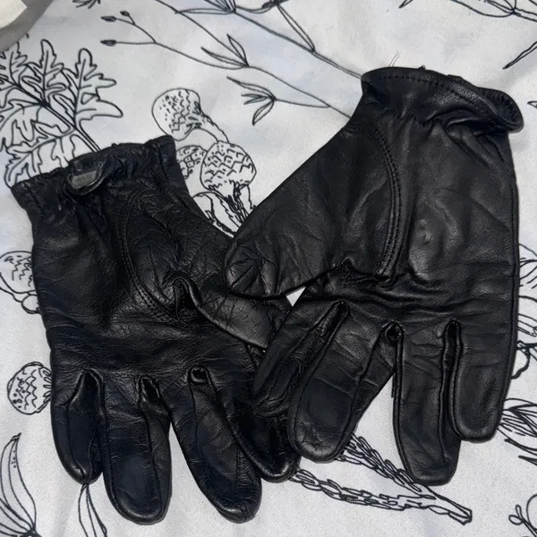 Black Leather Women's Gloves - Image 2