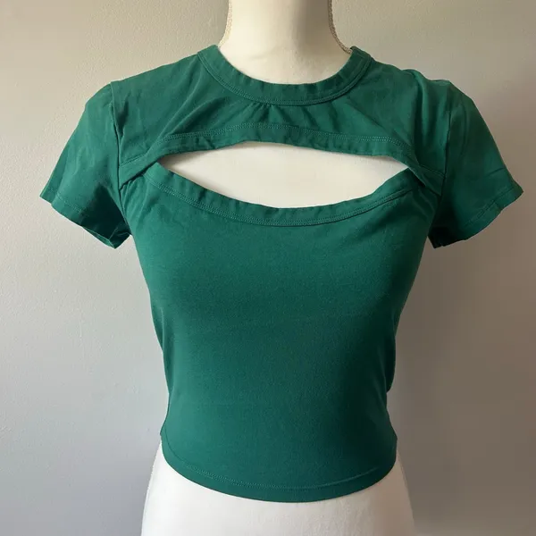 TNA by Aritzia Kelly Green Keyhole Fitted Cropped Top Size Medium - Image 4