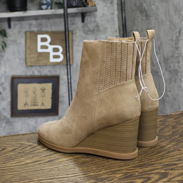 NEW Universal Thread Womens Cypress Winter Boots 88375526 Taupe Brown 9M - Image 6