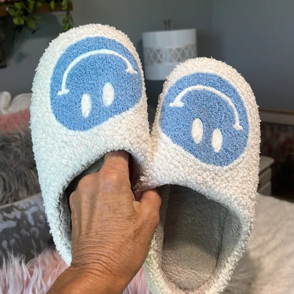 Smiley Face Slippers White Size 7.5 - Image 3