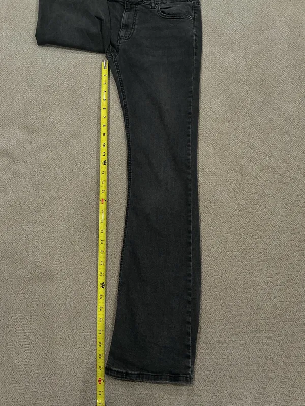Forever 21 Low-Rise Bootcut Jeans - Image 8