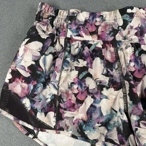 Lululemon Shorts Womens 4 Purple Black Floral Hotty‎ Hot Short 2.5 Lined Mesh - Image 3