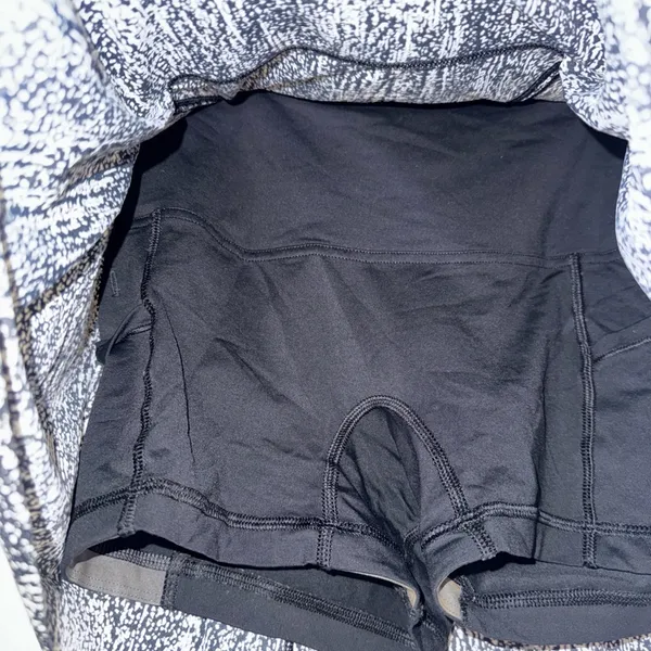 Lululemon Black White Stretchy Pull - On Pockets Pleated‎ Skirt / Shorts Size 4 - Image 3