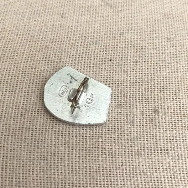 Vintage Mockba ice skating 10k pin - Image 2