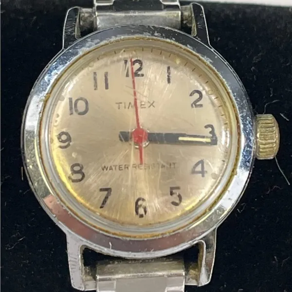 Vintage Timex Women's Silver Water Resistant Watch SKU 5392 - Image 3
