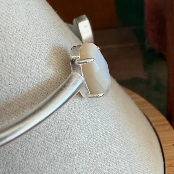 Kendra Scott Vada Pinch Bracelet in Ivory Pearl - Image 3