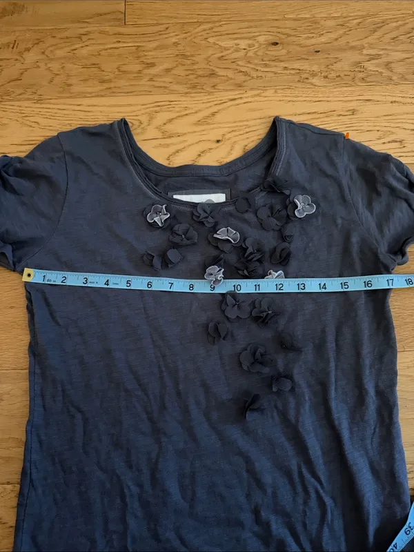 S - Abercrombie & Fitch - Charcoal Puff Sleeve Floral Appliqué Tee - Image 8