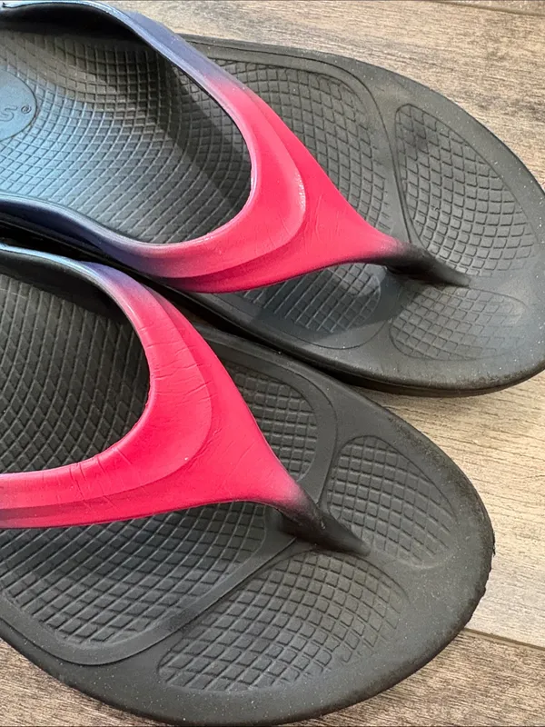 OOFOS Pink Ombre Metallic Flip Flops size 6 - Image 9