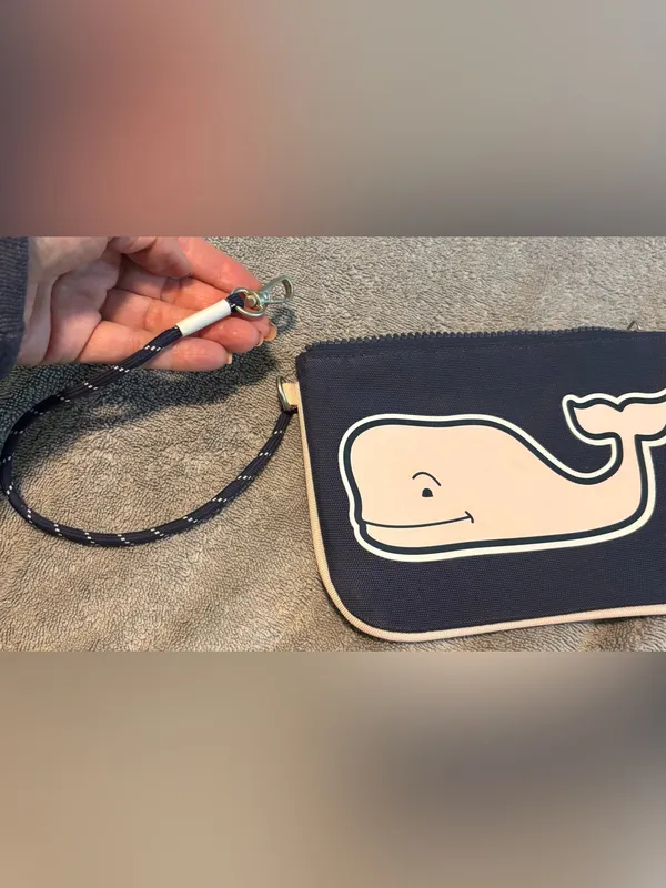 Vineyard Vines Iconic Pink Whale Wristlet - Image 7