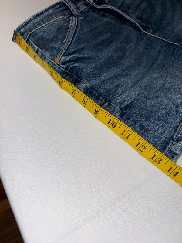 Judy Blue Medium Wash High-Rise Jean Shorts Button/Zip closure Size Small - Image 2