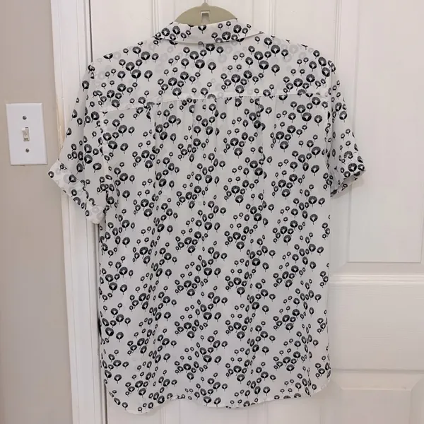 LOFT Women’s Short Sleeve Collared Floral Print Button Down in Black and White - Image 5