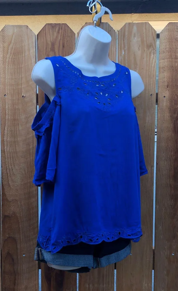 Blue cold shoulder top cold shoulder style Sz Medium - Image 4
