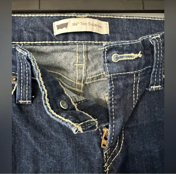 Levi skinny jeans are a junior size 9. - Image 3