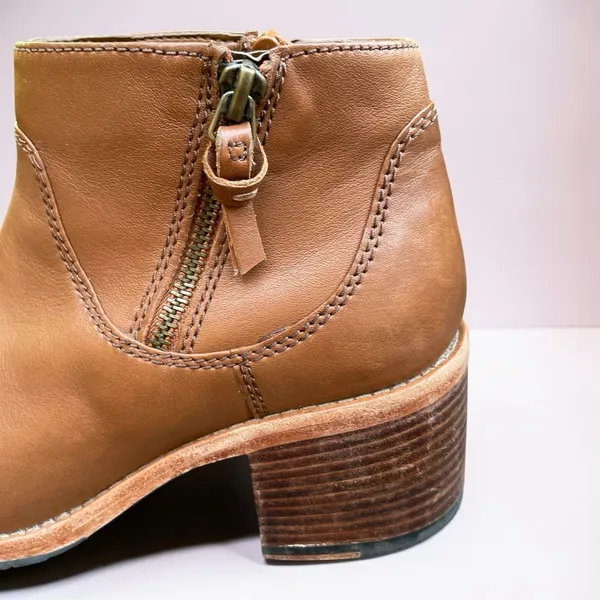 Old Money Clarks Clarkdale Dawn Tan Leather Chelsea Block Heel Ankle Boots 7M - Image 15