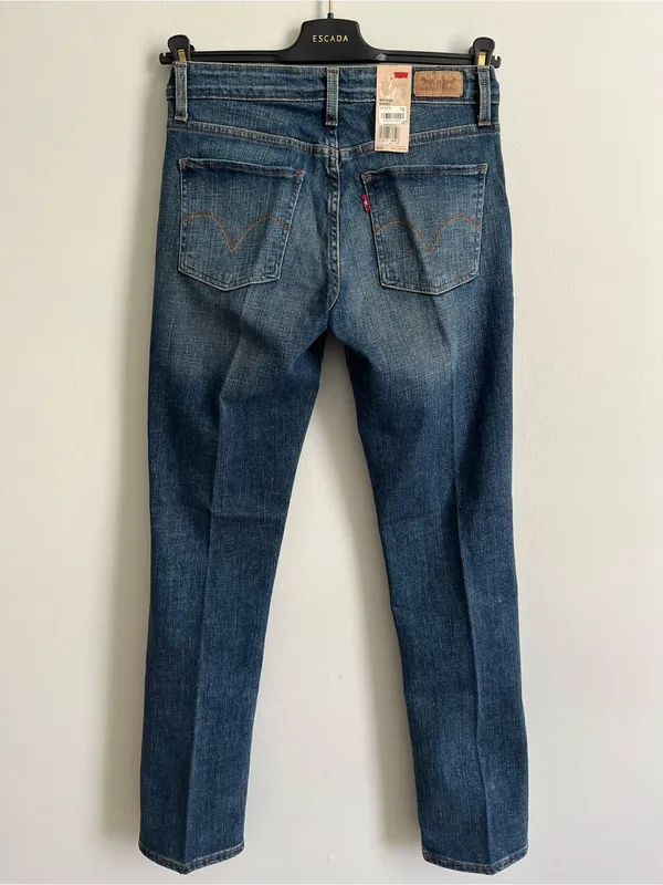 BNWT dark wash Women’s Levi’s mid rise jeans size 6 M/28 - Image 2