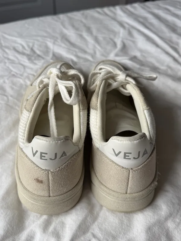 Veja Women's V-10 Sneakers in White and Cream - Image 4