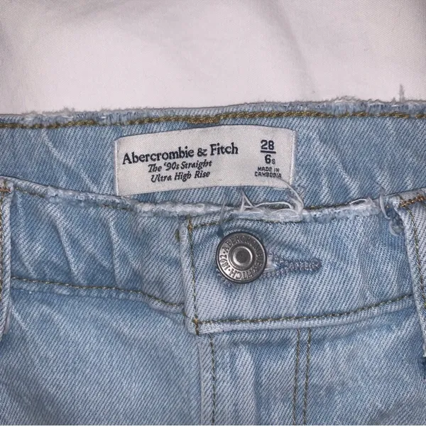 Abercrombie Curve Love Ultra High Rise 90s Straight Jean in Light Destroy - Image 4
