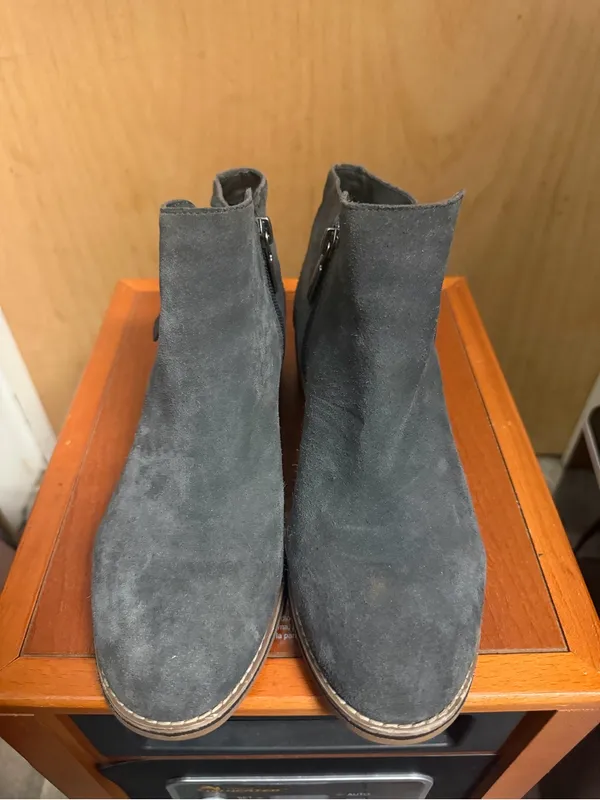 Blondo Women’s Gray Suede Waterproof Ankle Booties. Size: 8 - Image 4