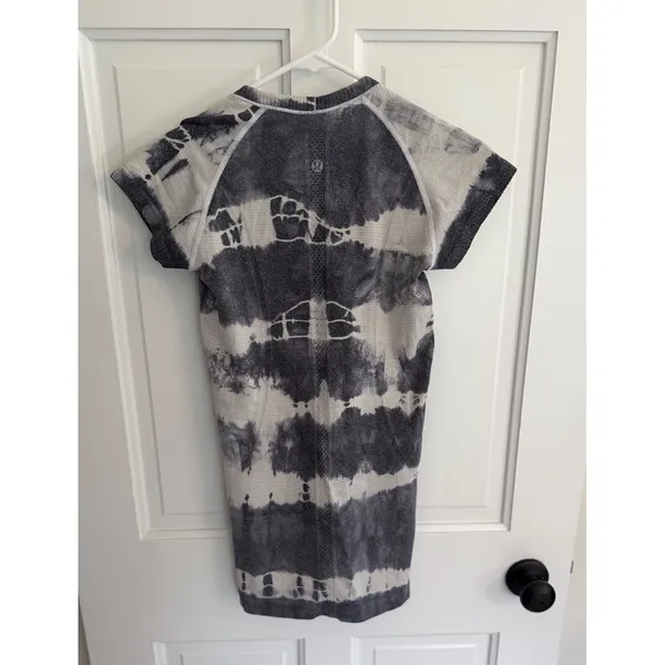Lululemon Swiftly Tech Short Sleeve Tie Dye Gray‎ White Top Size 4 - Image 2