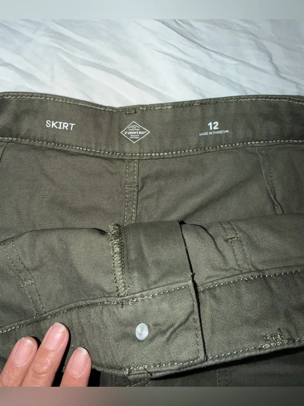 St. John's Bay Women's Size 12 Olive Green Utility Midi Skirt with Pockets NWT - Image 4