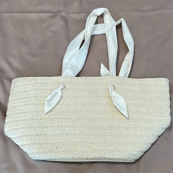 Dezine news inc NWOT straw tote bag with fabric handles 1 small spot on 1 handle - Image 4