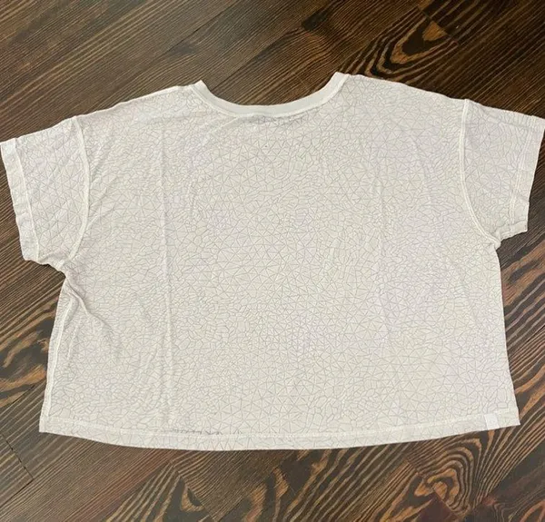 Lululemon T-shirt - Image 2