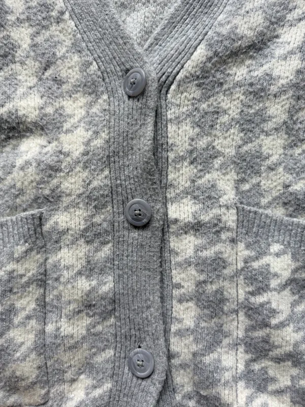 Abercrombie & Fitch Light Gray and White Houndstooth Vneck Cardigan - Image 3