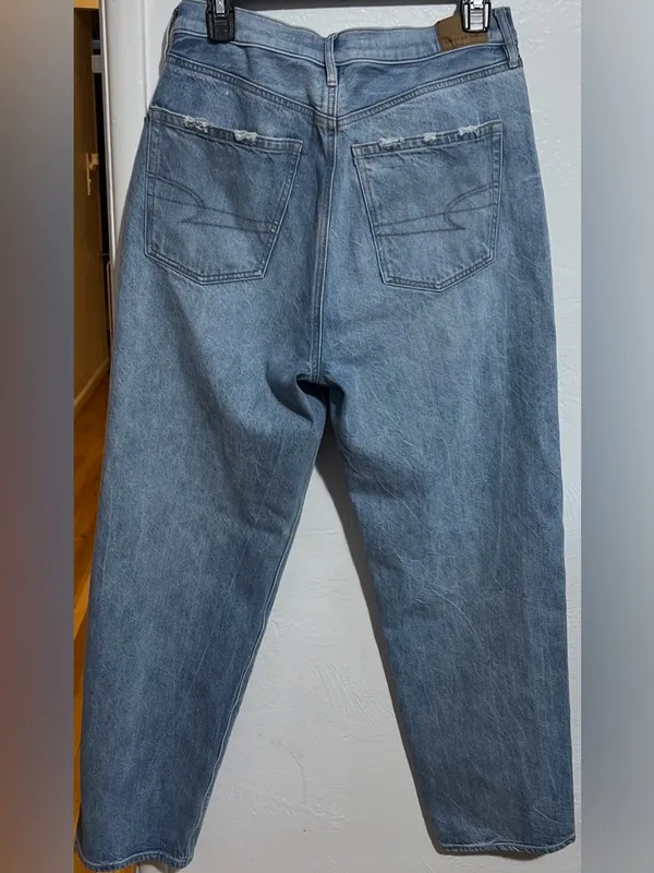 #25 NWOT American Eagle Outfitters Light Blue Distressed Baggy Jeans Size 10R - Image 2