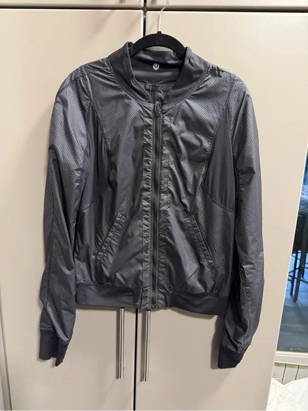 Lululemon Lightweight reversible Bomber Jacket. Women’s 8! Sleek fit. - Image 2