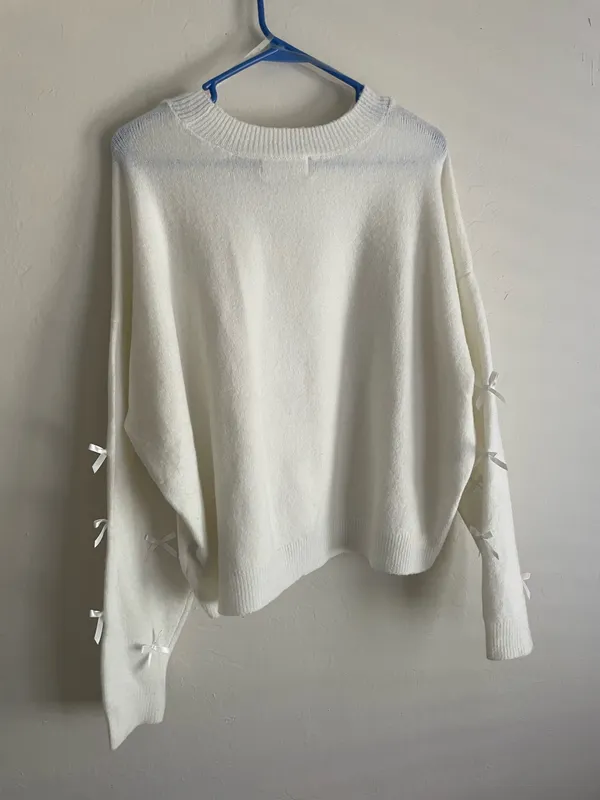 No Boundaries Crewneck sweater with bows - Image 2