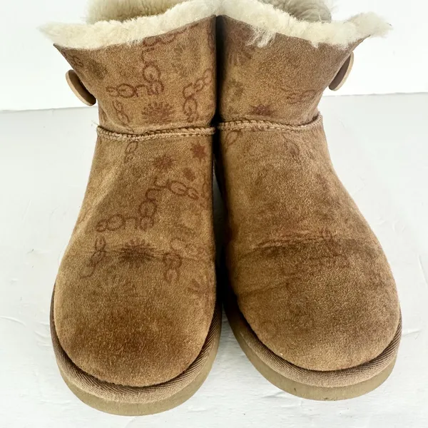 Ugg Mini Bailey Button Boot Womens Size 8 Logo Spellout Brown Monogram - Image 5