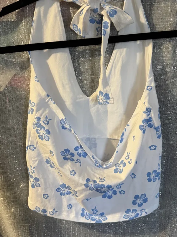 Hollister White V-Neck Cropped Camisole with Blue Floral Print - Image 3
