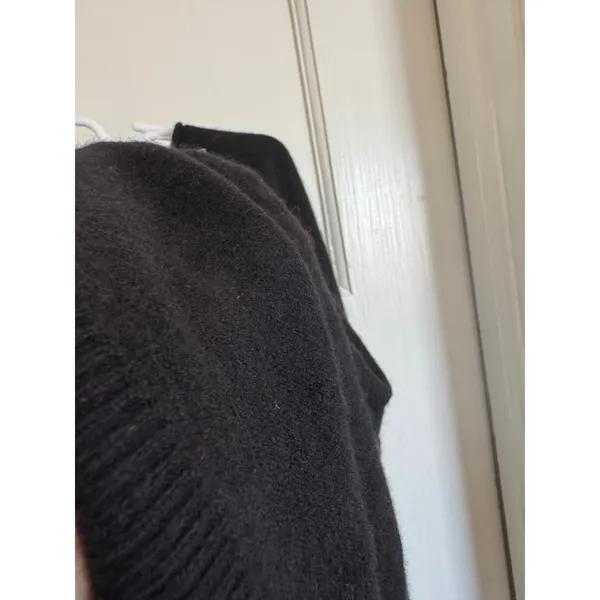 Pilcro Valani black cashmere v-neck sweater size medium - Image 4