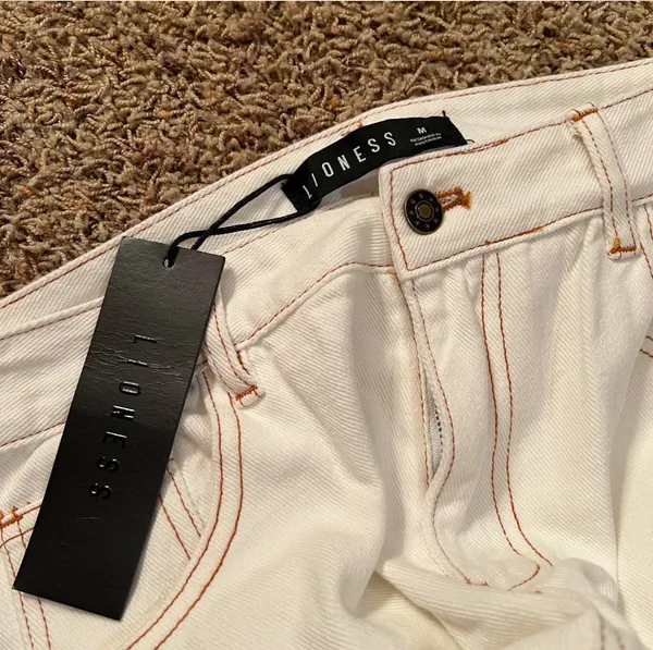 White Lioness denim cargo pants with a relaxed fit. New with tags #cargopants #trendy #cute #summer #style - Image 4