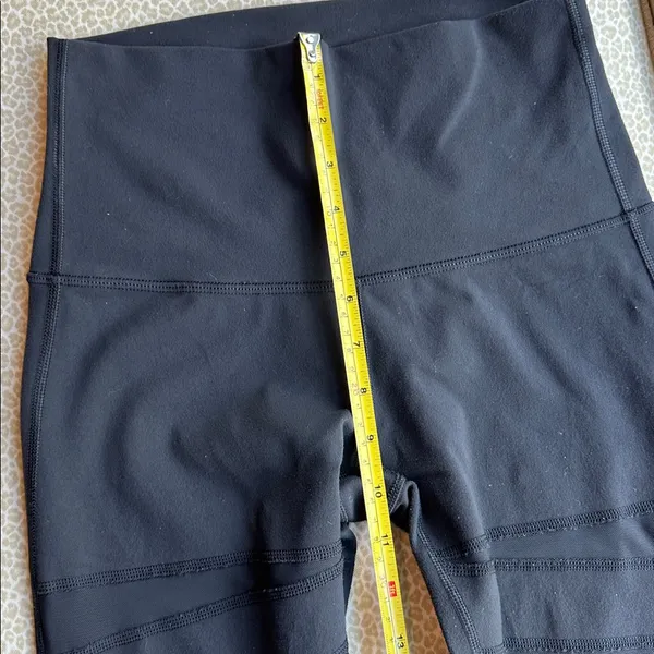 Lululemon Black Leggings with criss cross sheer panels down front of leg size 6 - Image 7