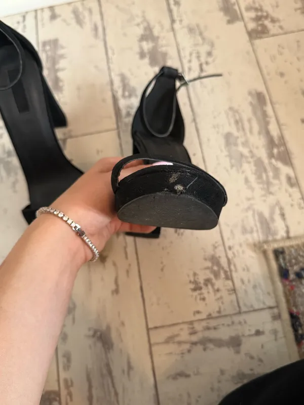black velvet heels Size 8 - Image 6