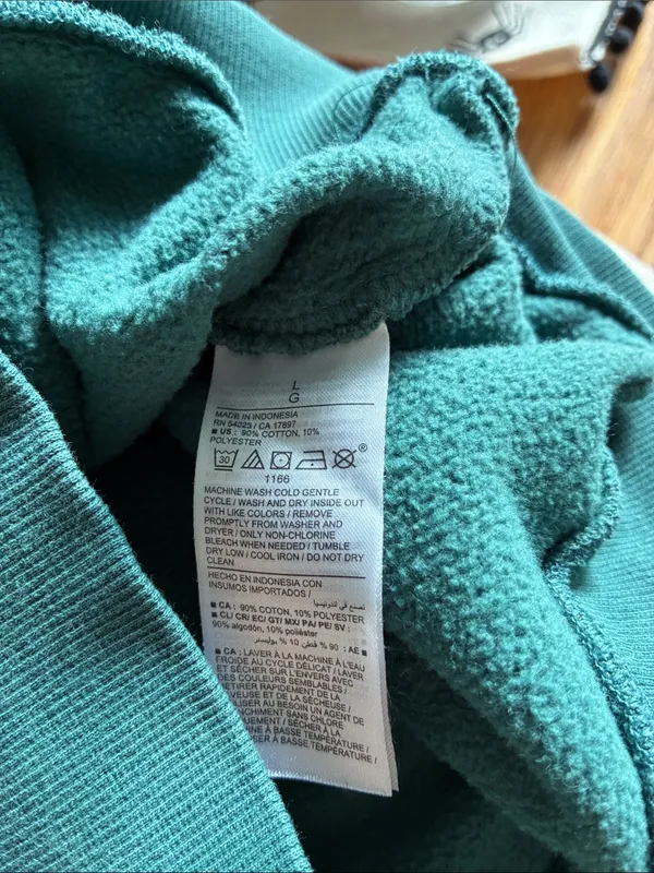 Old Navy crewneck sweatshirt - Image 4