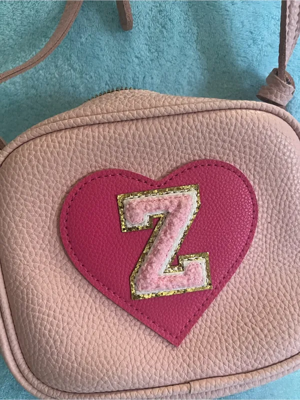 Pink Heart Patch Crossbody Camera Bag with 'Z' Accent - Image 2