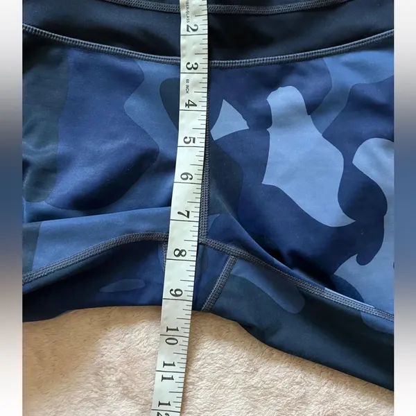 Athleta Women's‎ Blue Camo Sonar Capri Compression Leggings Size S - Image 7