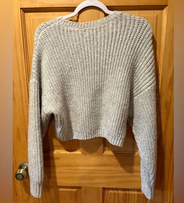 Hollister Light Gray Crew Neck cropped Sweater long sleeve women’s M - Image 2