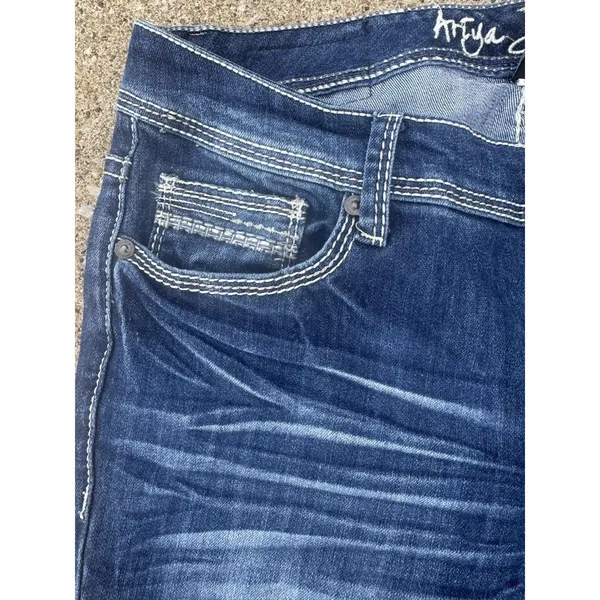 Ariya Women's Dark Wash‎ Distressed Emroidered Straight Leg SZ 9/10 Western - Image 6